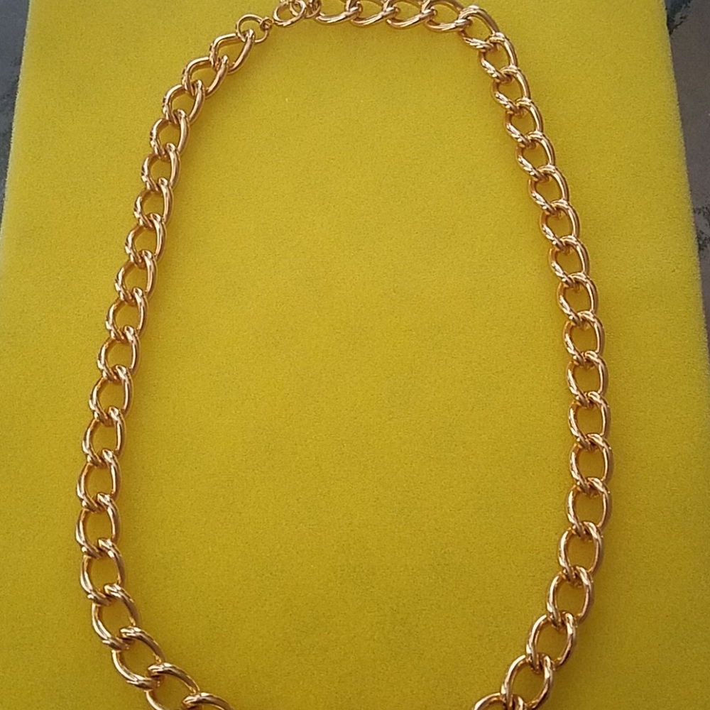 Large gold link chain necklace - Picture 3 of 5